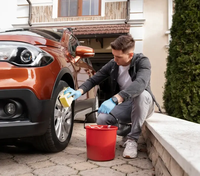 Lavage auto à domicile Saint-Léger-sur-Dheune : professionnel intervenant sur un véhicule